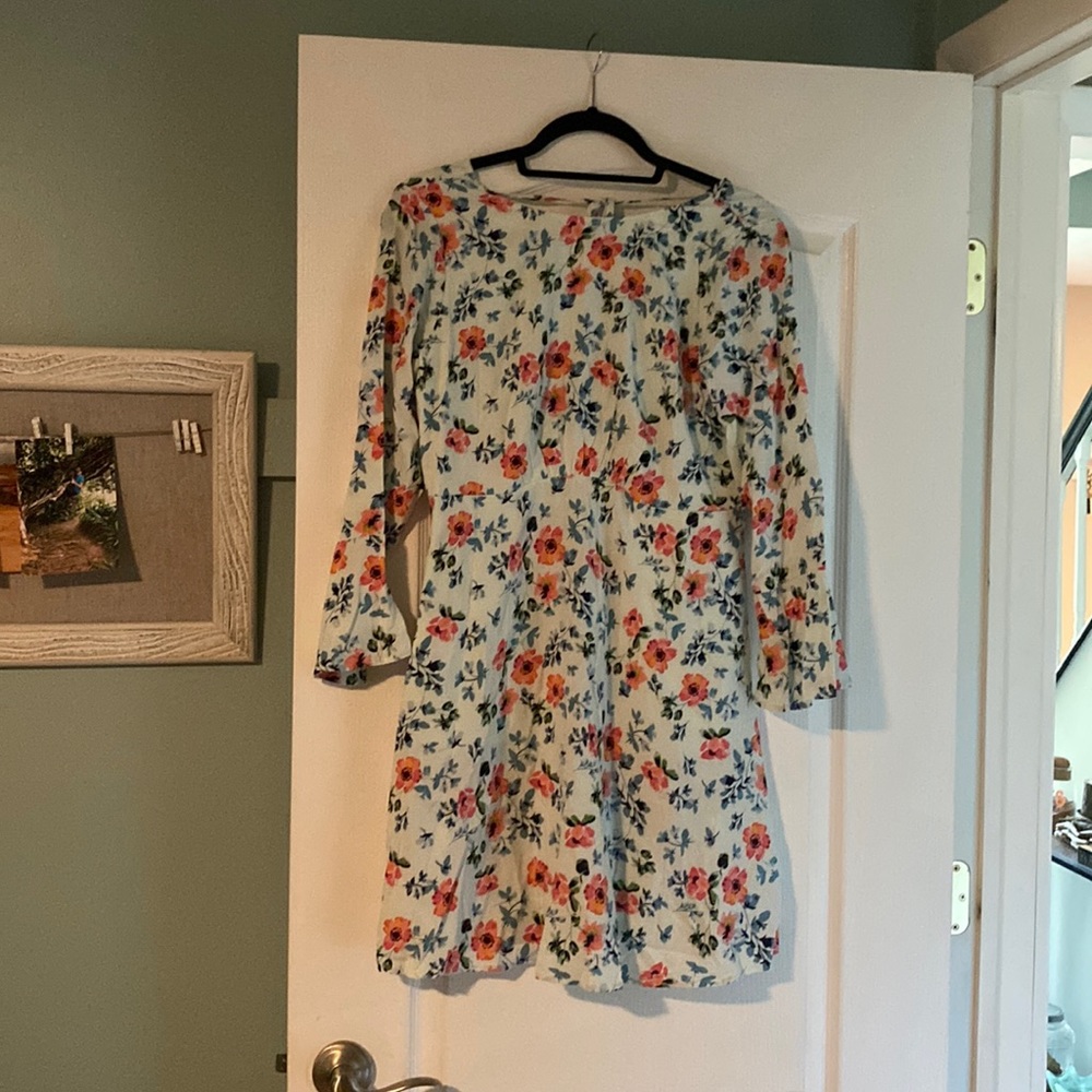 Floral dress from the loft. Never worn, condition is new.